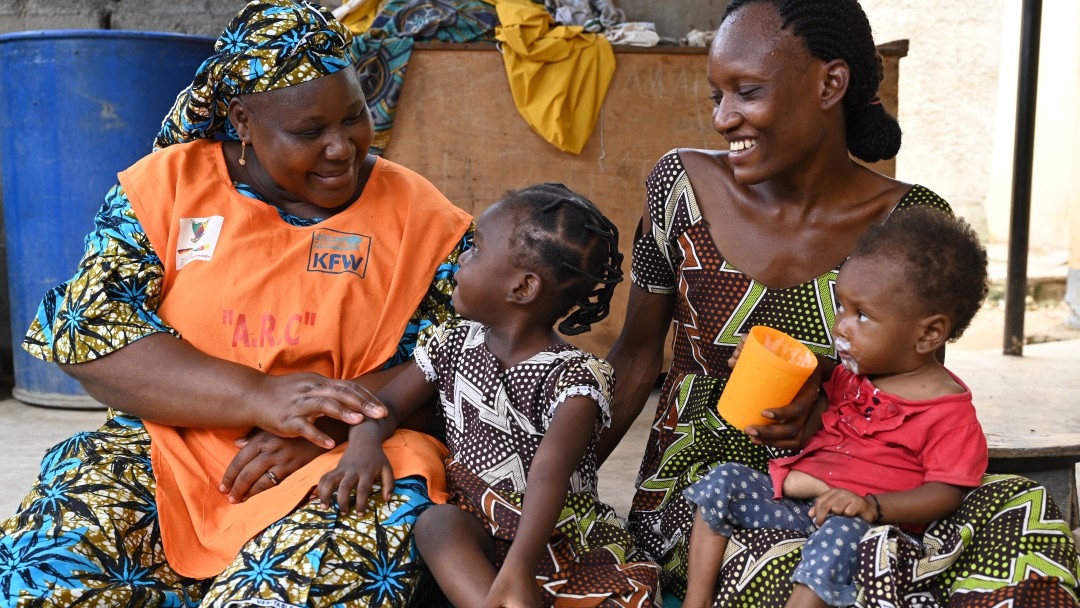 Strong women - strong children: these women and children benefit from counselling and food supplies