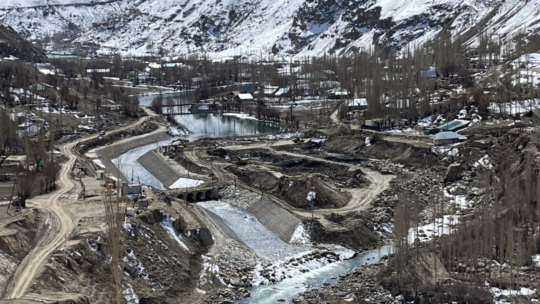 Wasserkraftwerk im Bau mit umgeleitetem Fluss