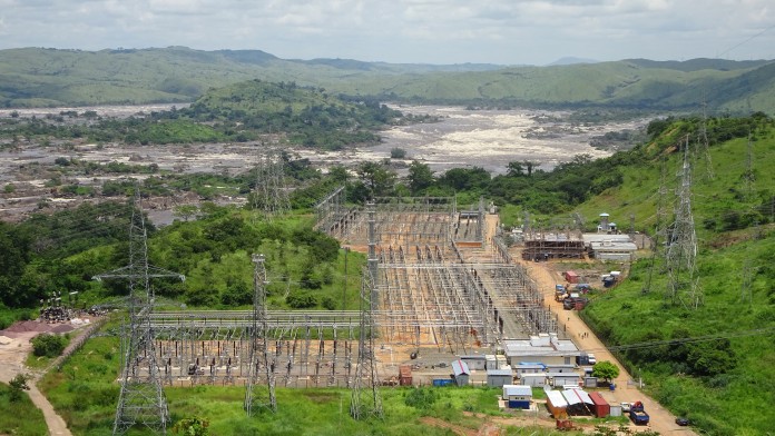 Umspannwerk vor Fluss Kongo