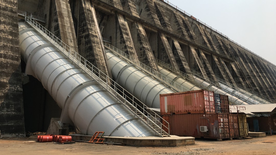 Dam wall from which drainage pipes lead into the ground 