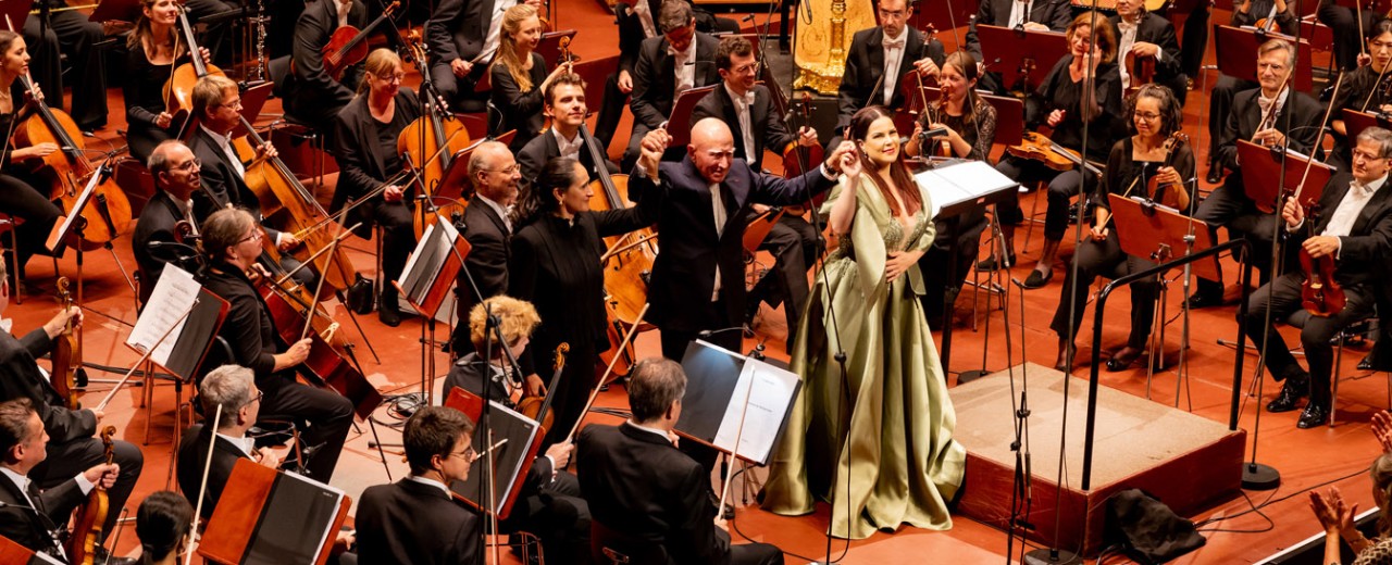 Sebastiâo Salgado steht auf dem Dirigierpodium bei einem klassischen Konzert.