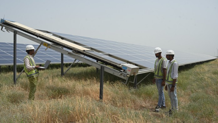 Techniker vor Solarpaneelen