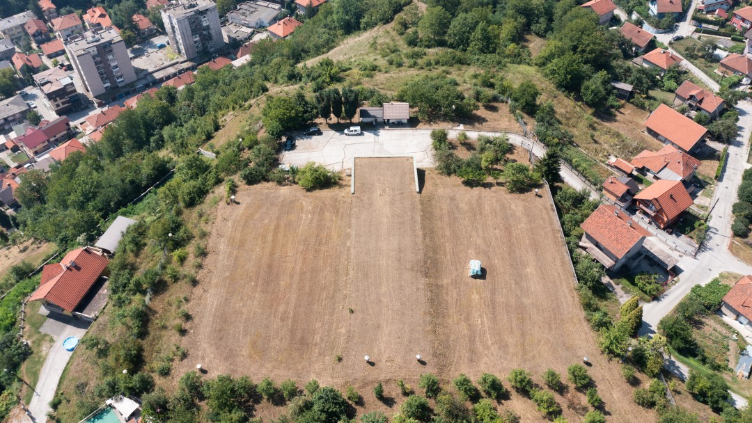 Luftaufnahme eines Feldes in der Stadt, unter dem das Hauptwasserreservoir von Zenica liegt