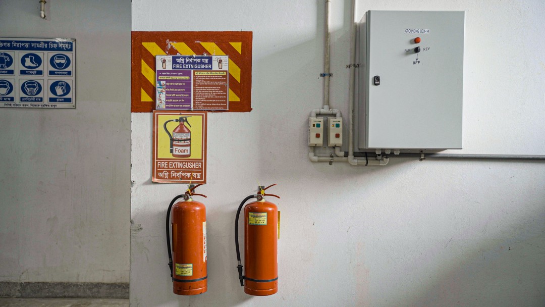 Feuerlöscher und Sicherheitshinweise in Fabrik.