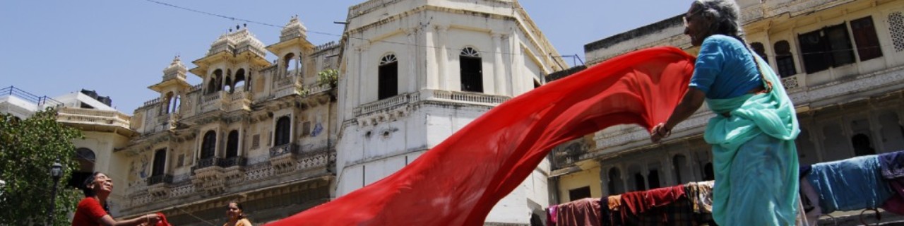 Indien - Frauen schütteln rote Tücher aus