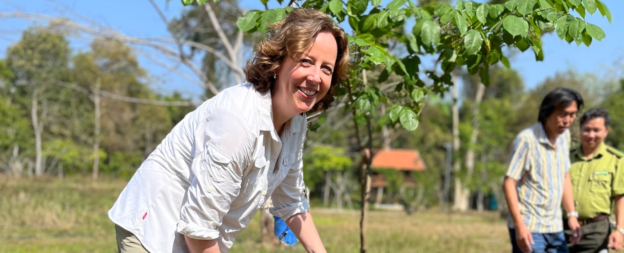 Kirsten Schuijt pflanzt einen Baum