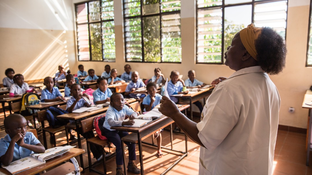 The primary school teacher Felizarda Zaqueu from Mozambique stands gesticulating in front of her pupils in the classroom.