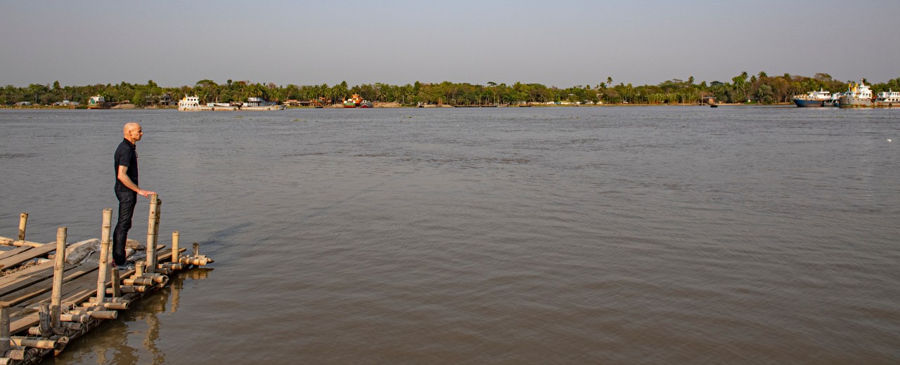 Henk Ovink am Fluss Rupsa, Bangladesh Delta