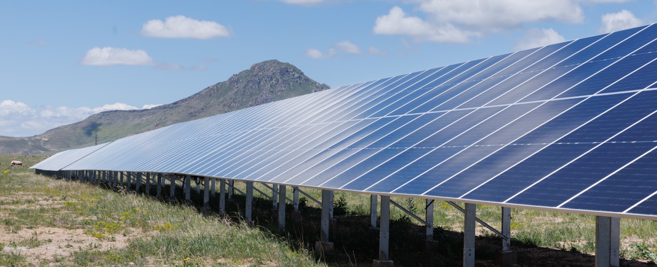 Lange Reihe von Solarpaneelen 