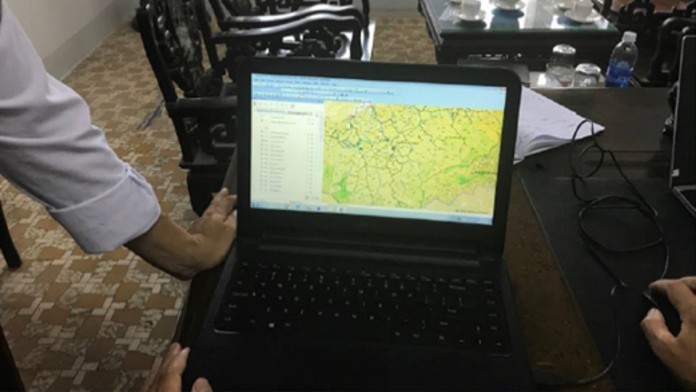 Aufgeklappter Laptop mit einer Geodatenkarte